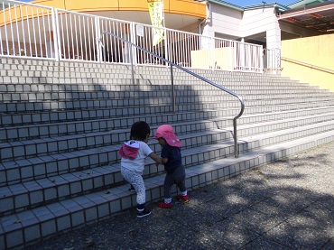 松島保育園：ひよこ組　外を楽しんでいます！
