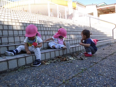 松島保育園：ひよこ組　外を楽しんでいます！
