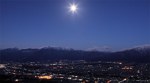 萱野高原からの冬の月と町灯り