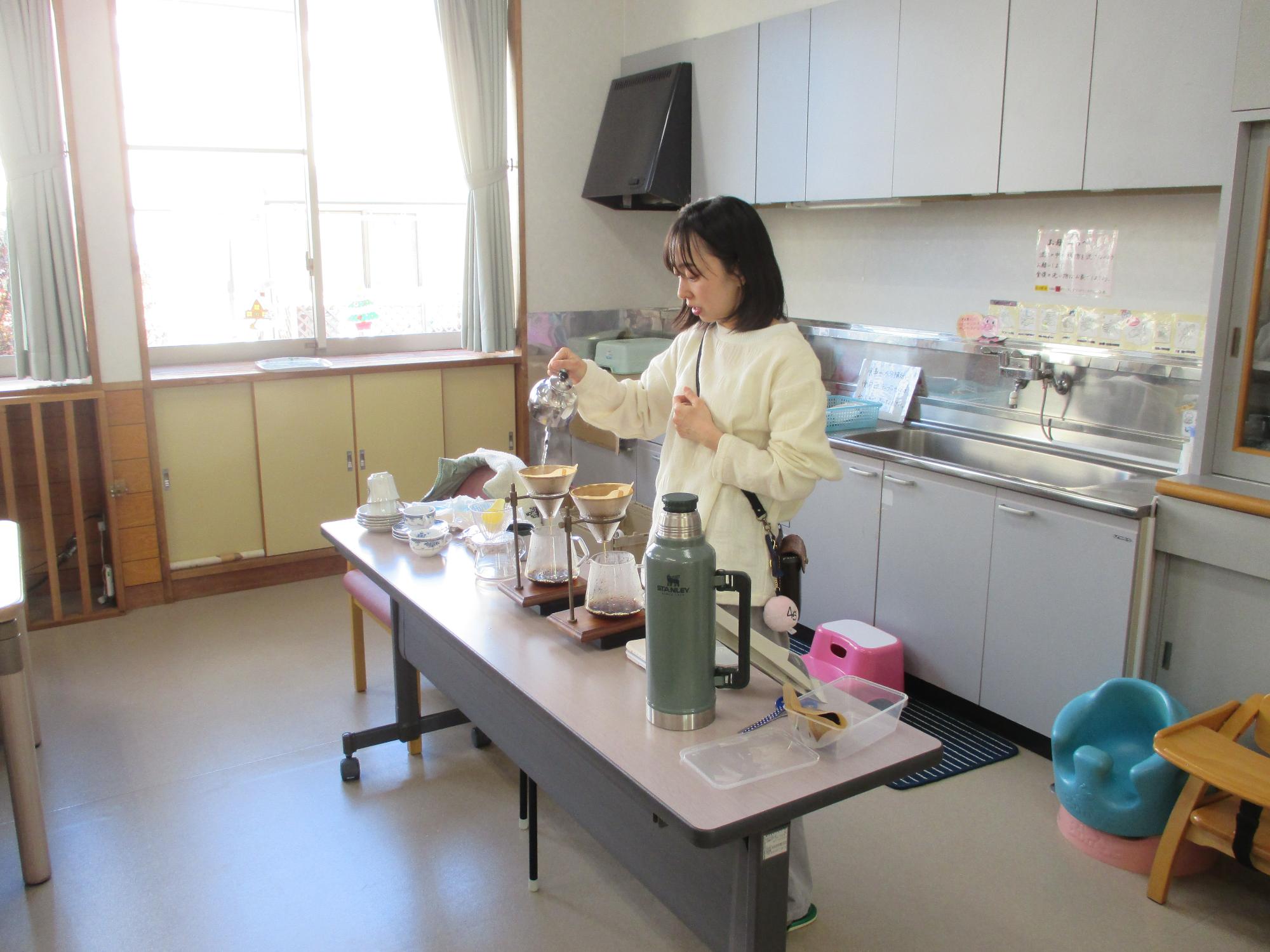 女性がフィルターを使ってコーヒーを入れている