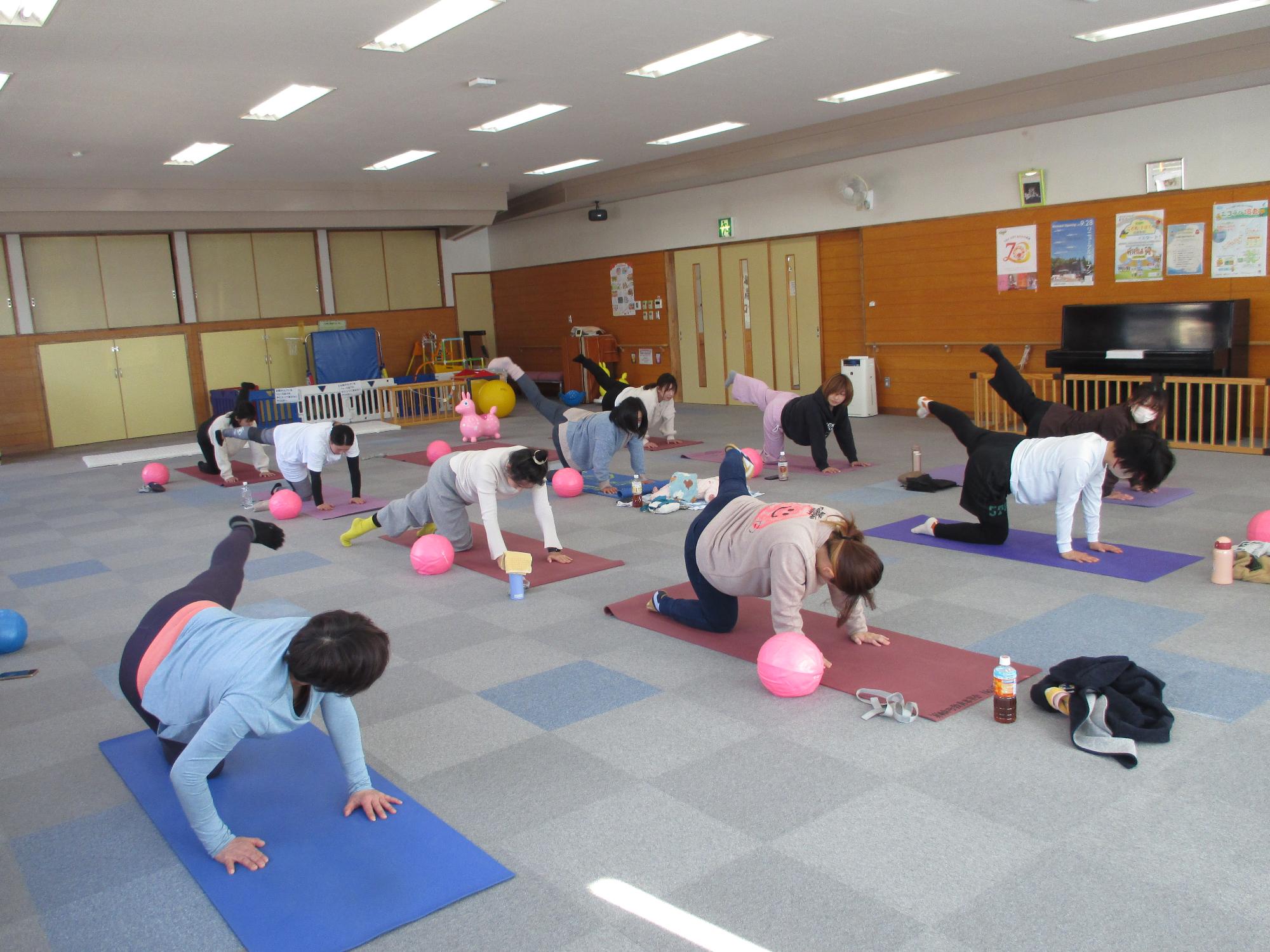 四つん這いで左足を伸ばしてあげている