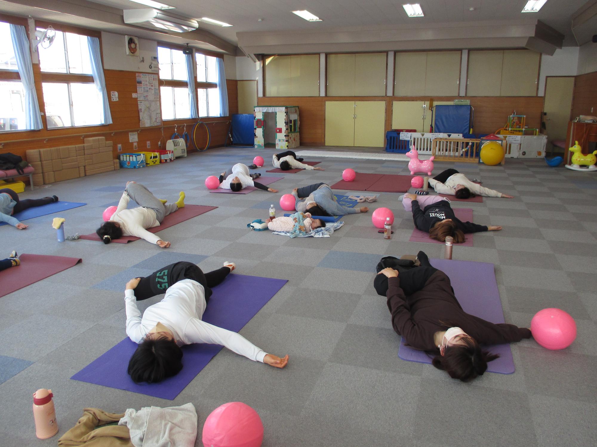 仰向けに寝て左手で右膝を腰の左側にキープ