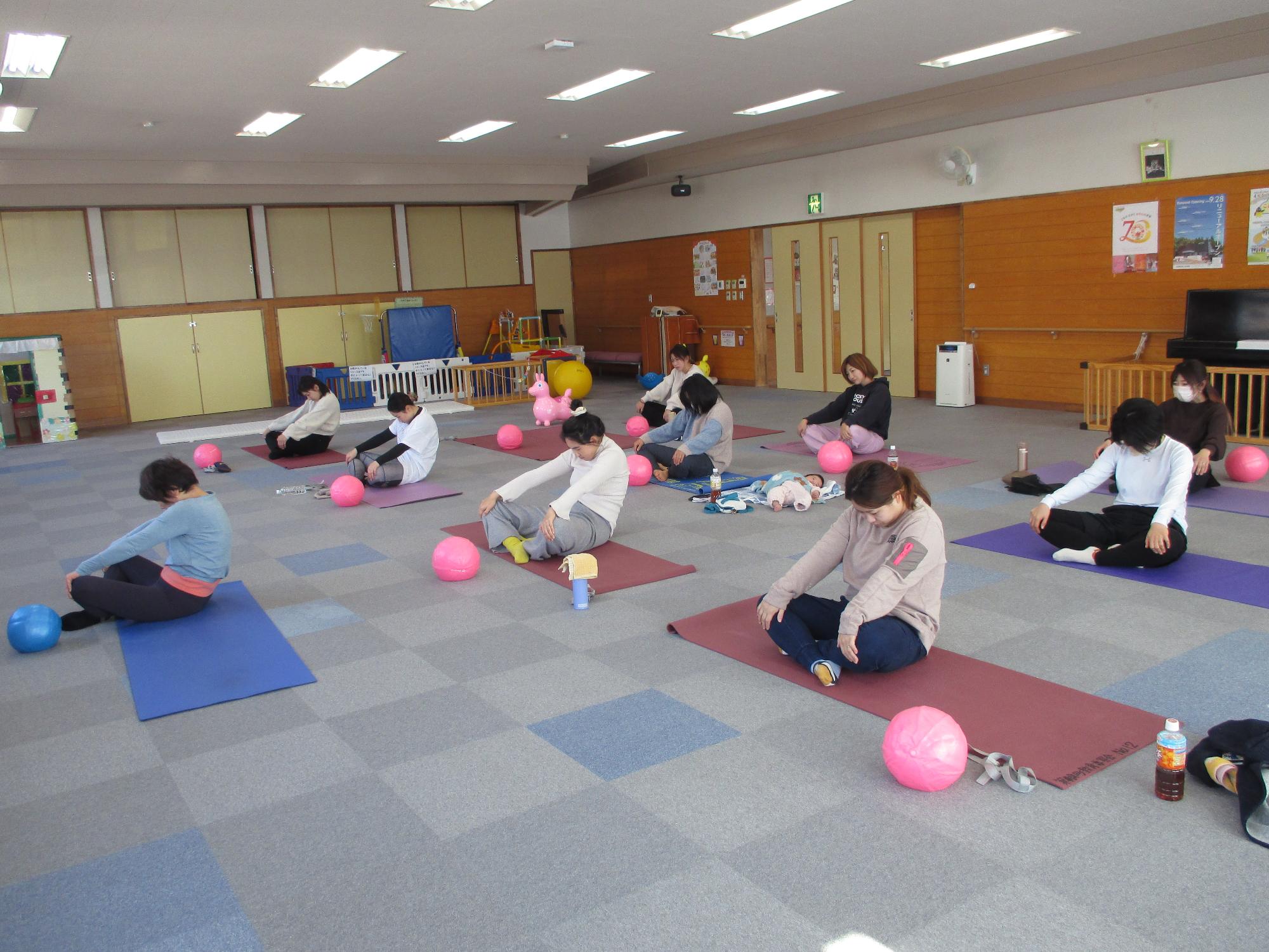 背中を丸めたあぐら姿勢