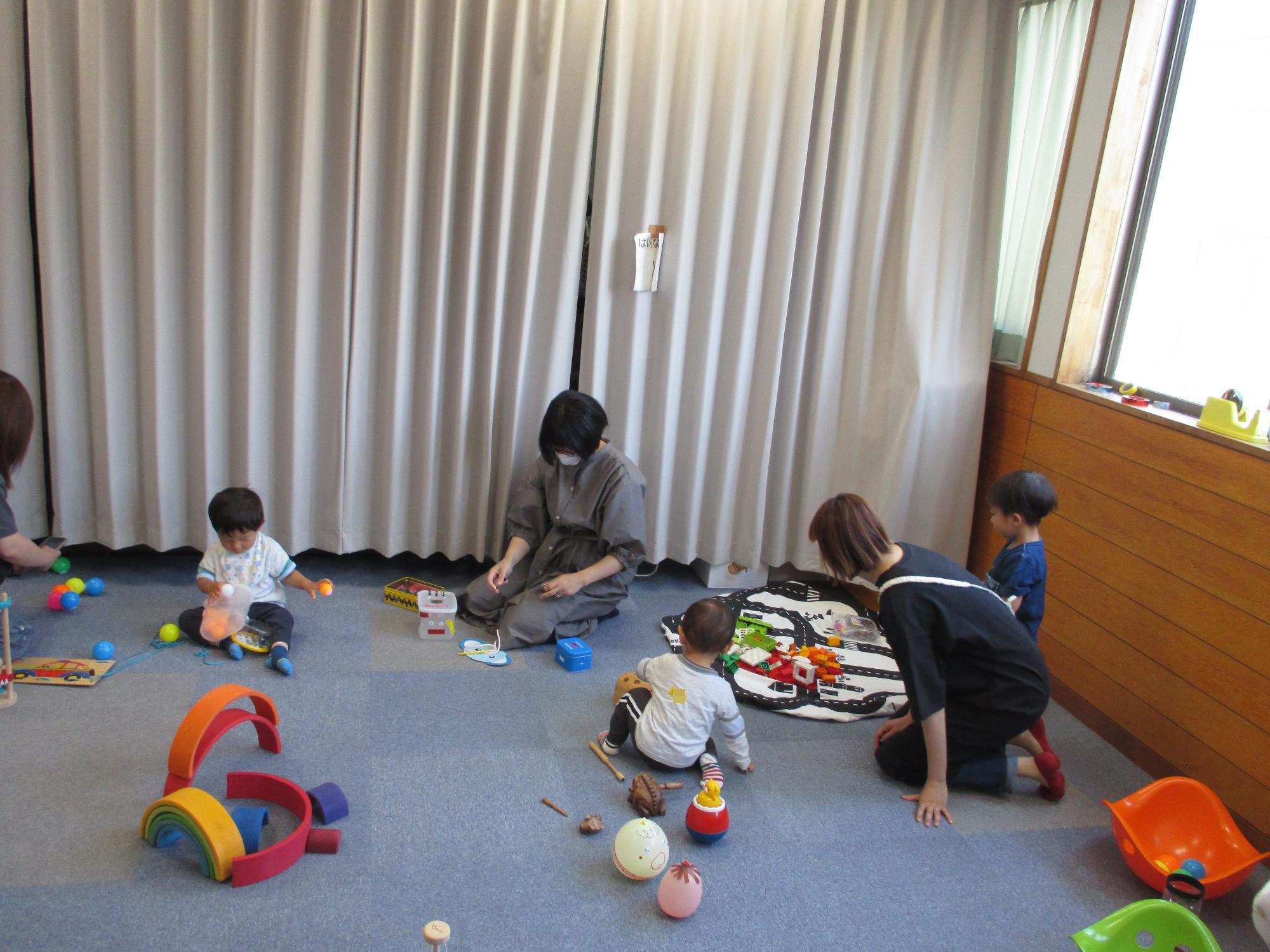 大人2人、子ども3人おもちゃの部屋で遊んでる