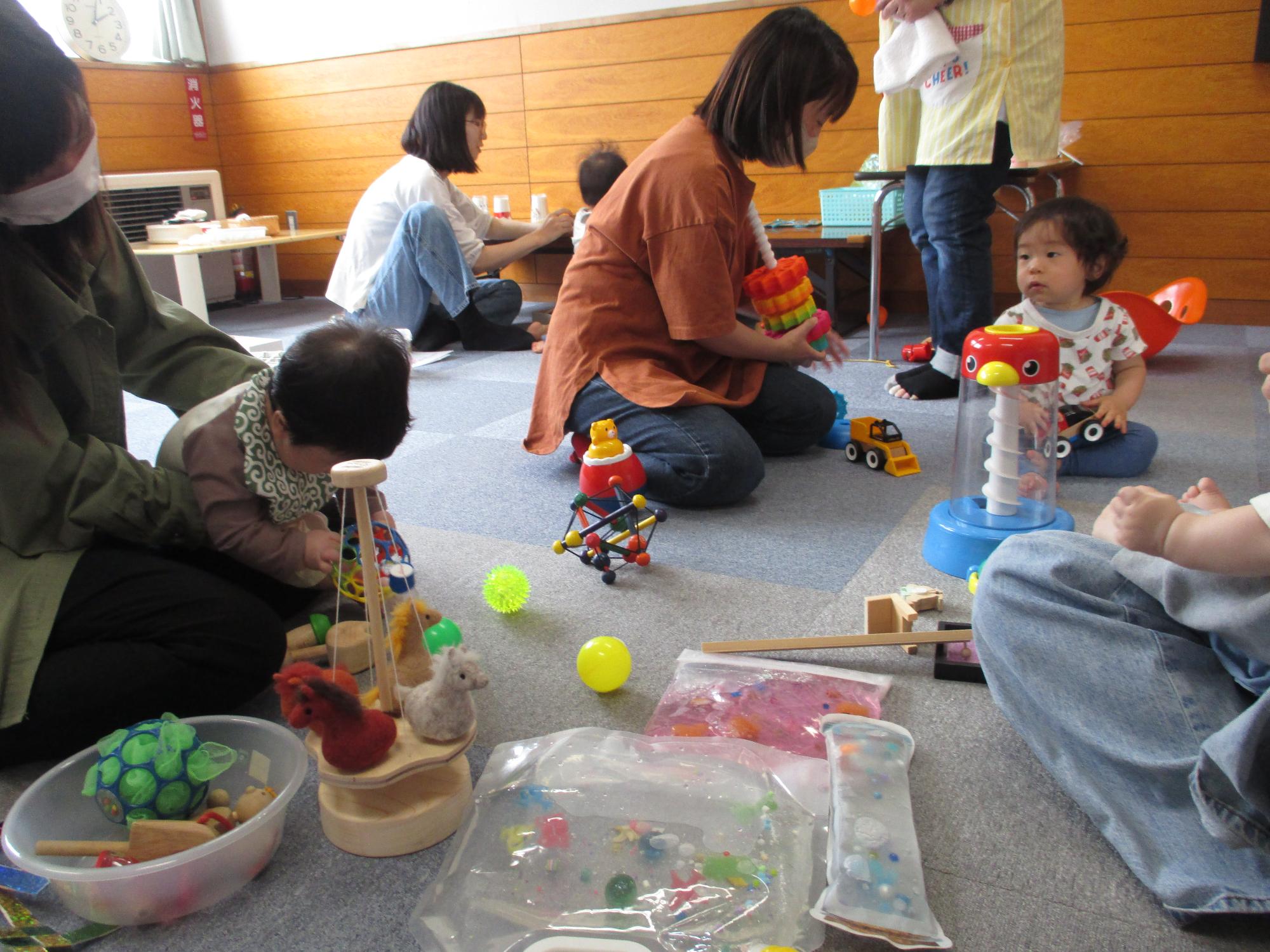 おもちゃの部屋で遊んでいる親子