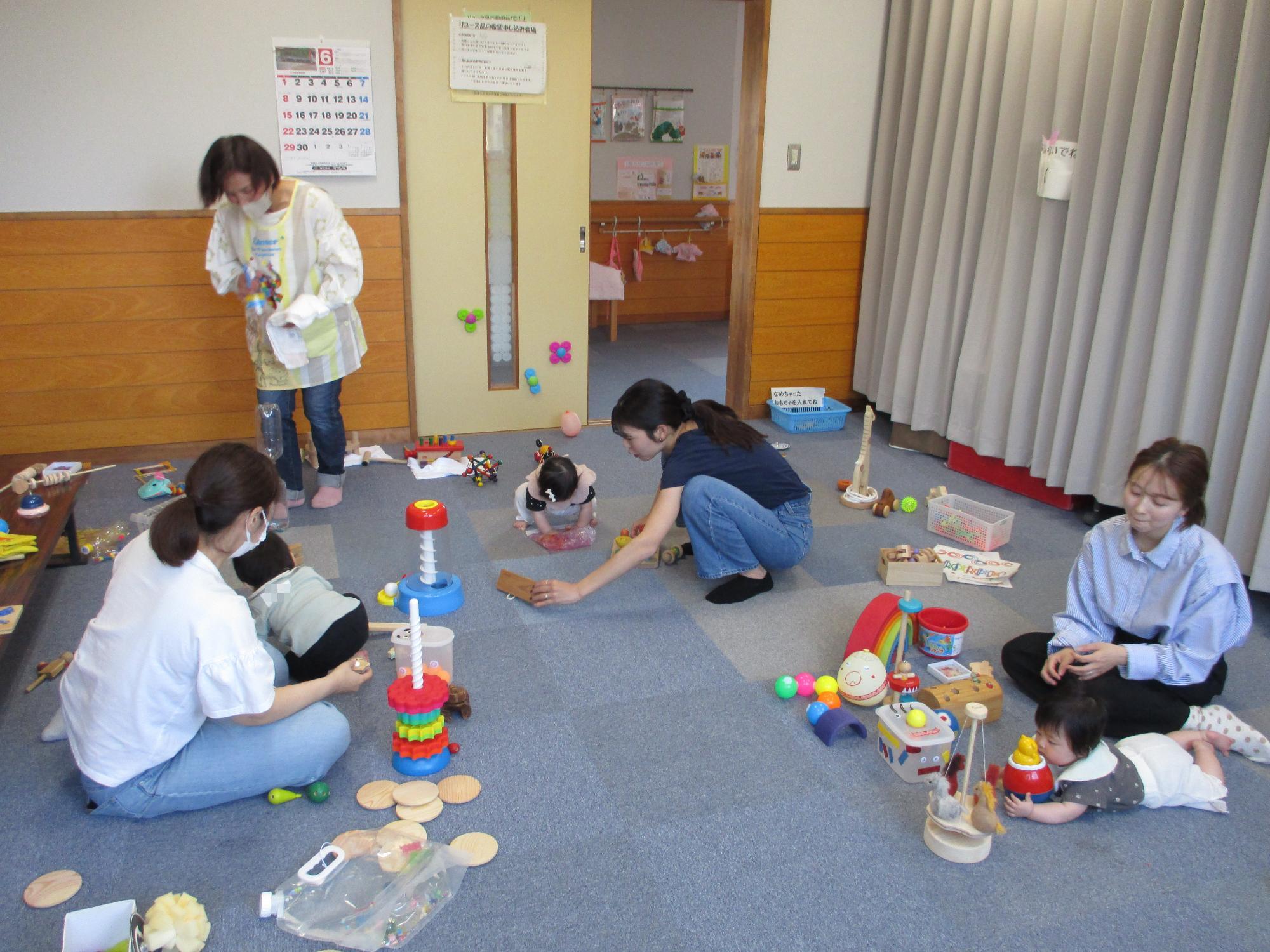 おもちゃの部屋で遊んでいる親子