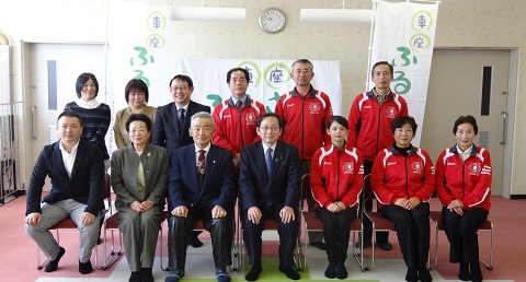 前列の椅子に竹内厚生労働副大臣を中央に3名の参加者と3名の関係者が座り、後列に3名の参加者と3名の関係者が立っている記念写真