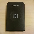 黒色の長方形の表面にSONYと書かれた活動量計の写真