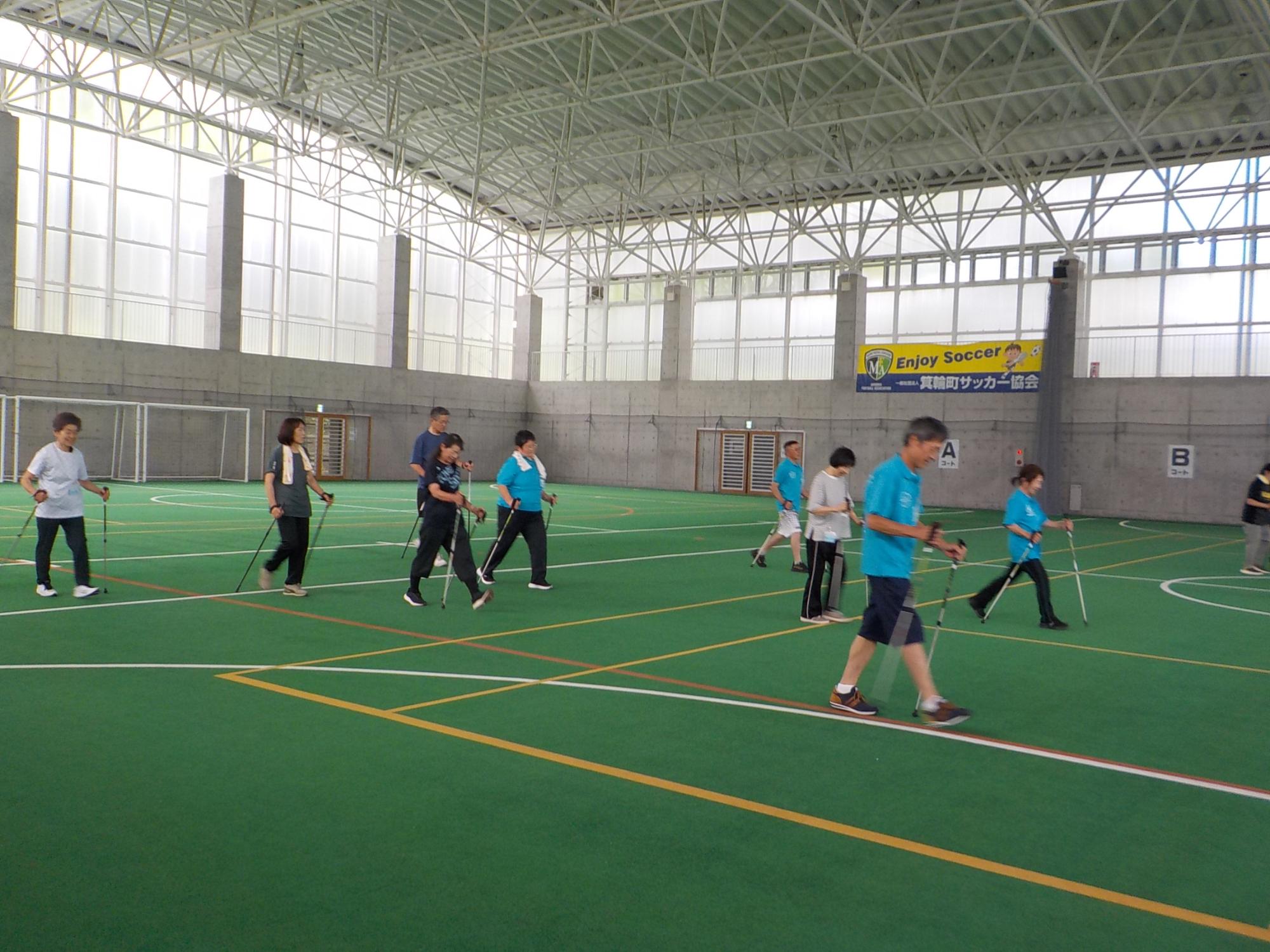 ポールウォーキングの様子