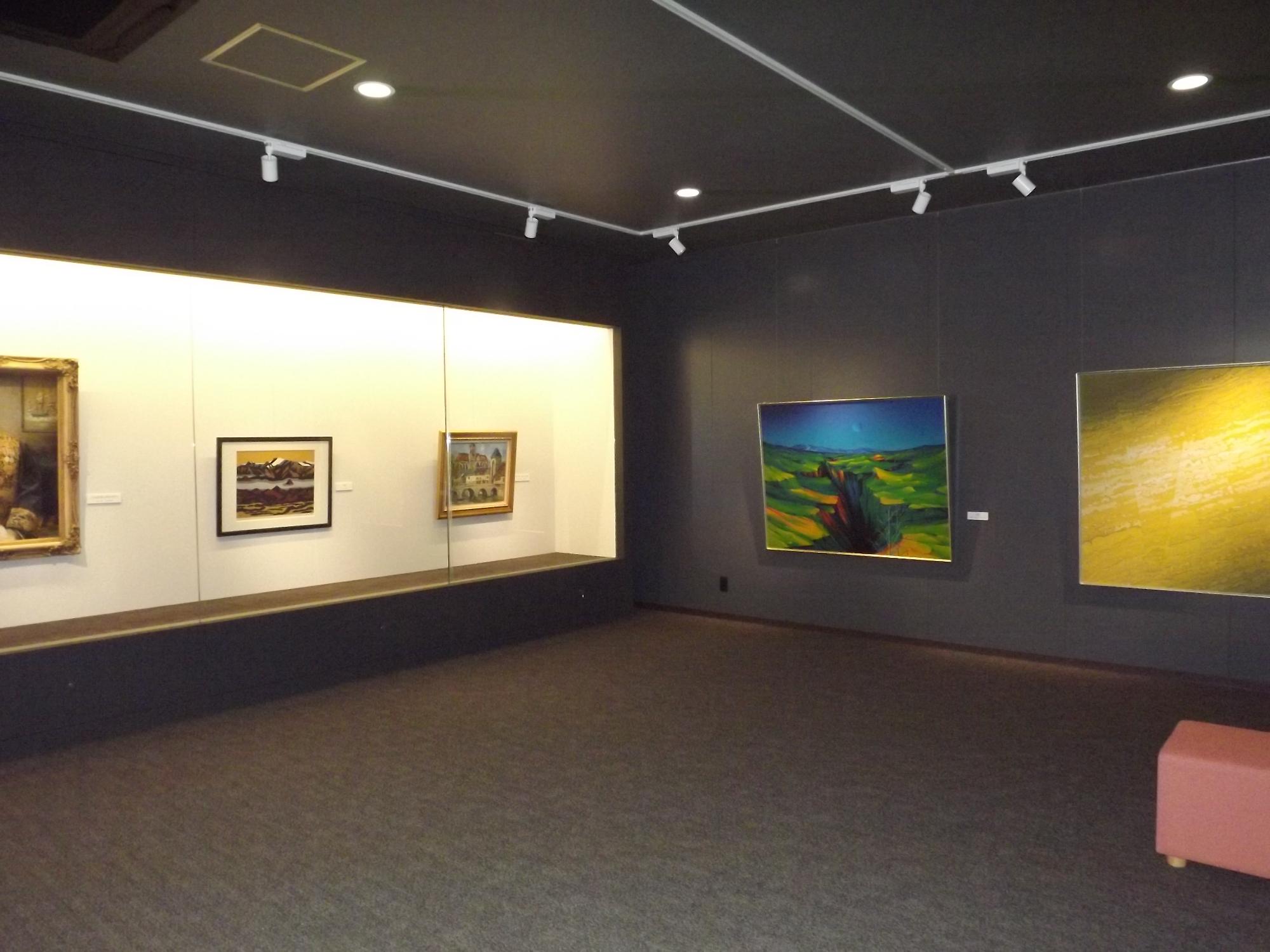 左側には展示ケースがあり山々の版画、油絵の風景画。左側には大きな心象画とろうけつ染めが展示されている