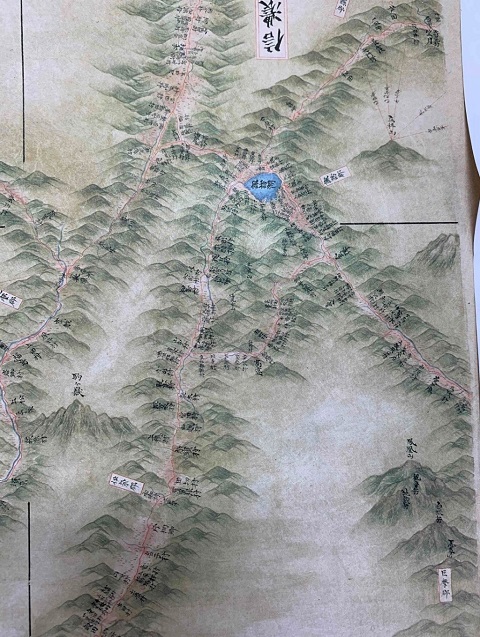昔の村の名前が記載された絵図の写真