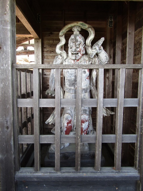 目と口を見開き、金剛杵を左手に持ち上げるように構えて立つ「正全寺の仁王像」阿形の写真