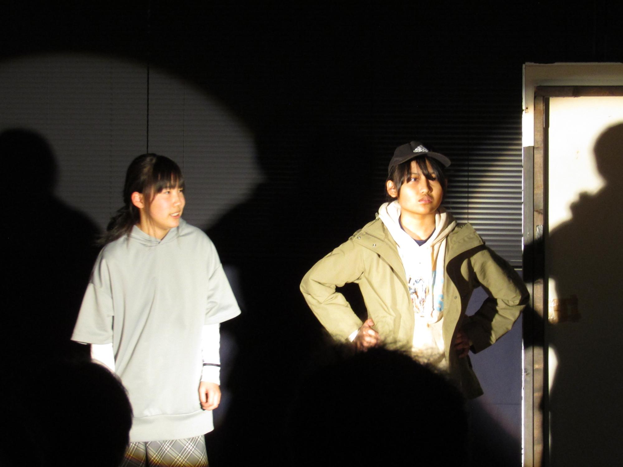 正面を向いてセリフを言う女子生徒。