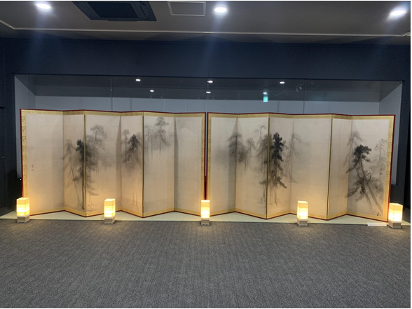 展示された「松林図屏風」。床に置かれた行灯が屏風を優しく照らしている