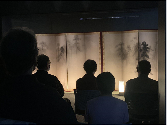 月の光をイメージした白色の行灯の光に照らされた屏風を見る中学生