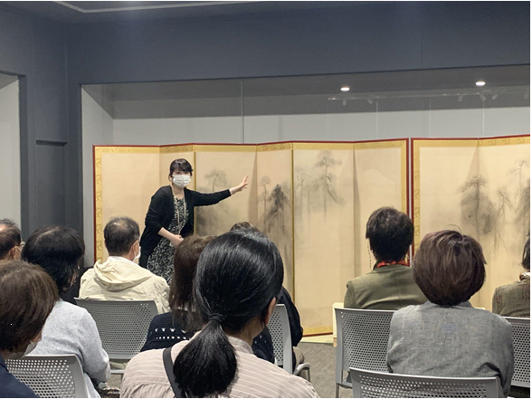 一般の参加者に屏風の説明をする文化財活用センターの小島さん