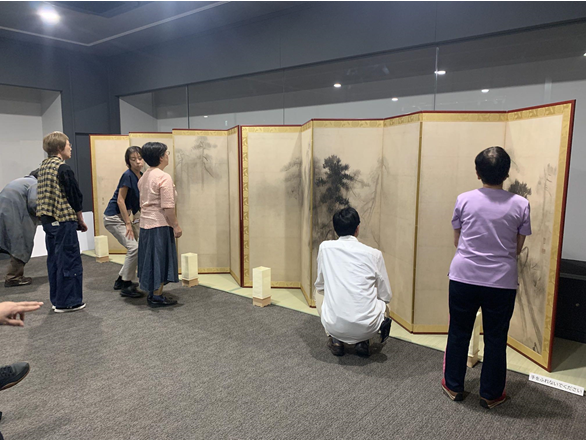 間近で屏風をみる参加者の皆さん