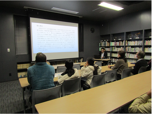 図書講座室で椅子に座りスクリーンを見ながら、話を聞く参加者の皆さん