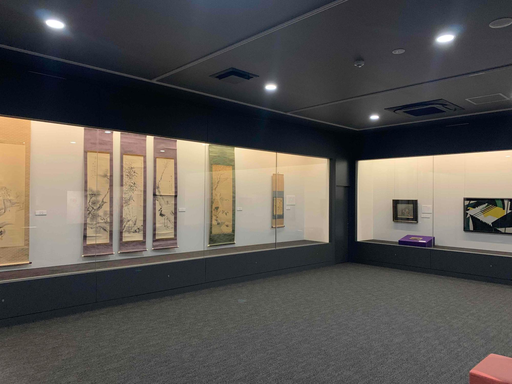 美術展示室に掛軸、書などが展示されている