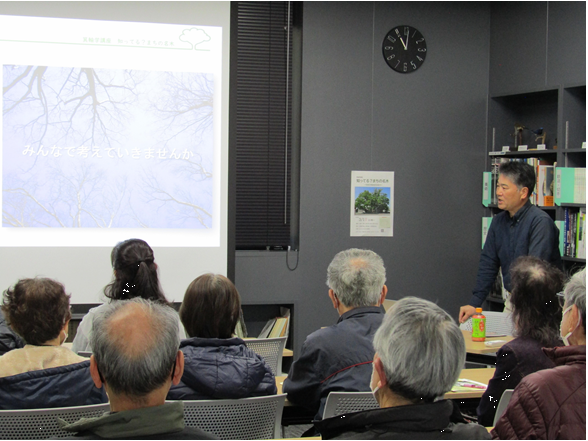 参加者の前で話をする粂野さん
