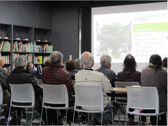 腕を組んだりしながら、講師の話に耳を傾ける参加者。60代から70代の方が多い