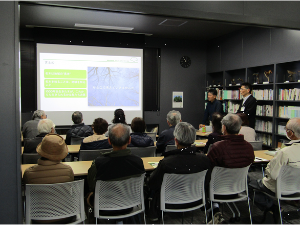 参加者の質問に答える講師の粂野さん