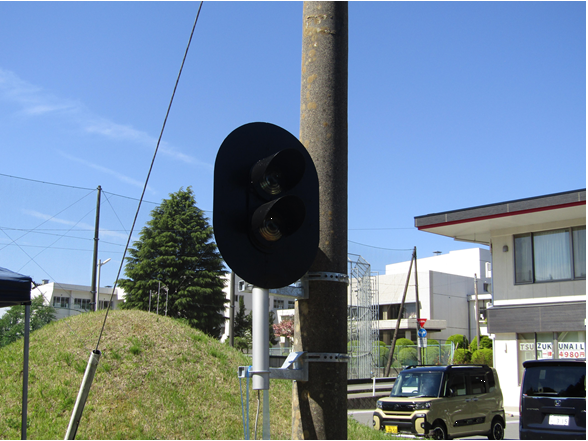 電柱に取り付けられた電車用の大きな信号機