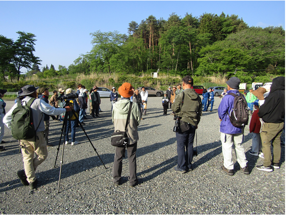 探鳥会が始まる前に参加者全員で輪になって朝の会をしている
