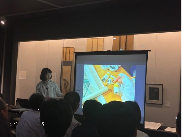 スクリーンには制作状況が映し出されている