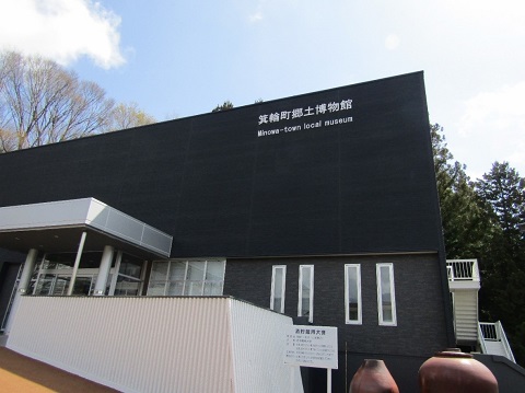 スロープの右側に形の違う2つの壺が設置され、建物の右側に非常階段が設けられた郷土博物館を右側から撮影した写真