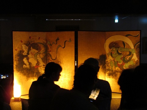 室内の照明を落とし、明るくて黄色の光を照らした「風神雷神図屏風・夏秋草図屏風」の写真