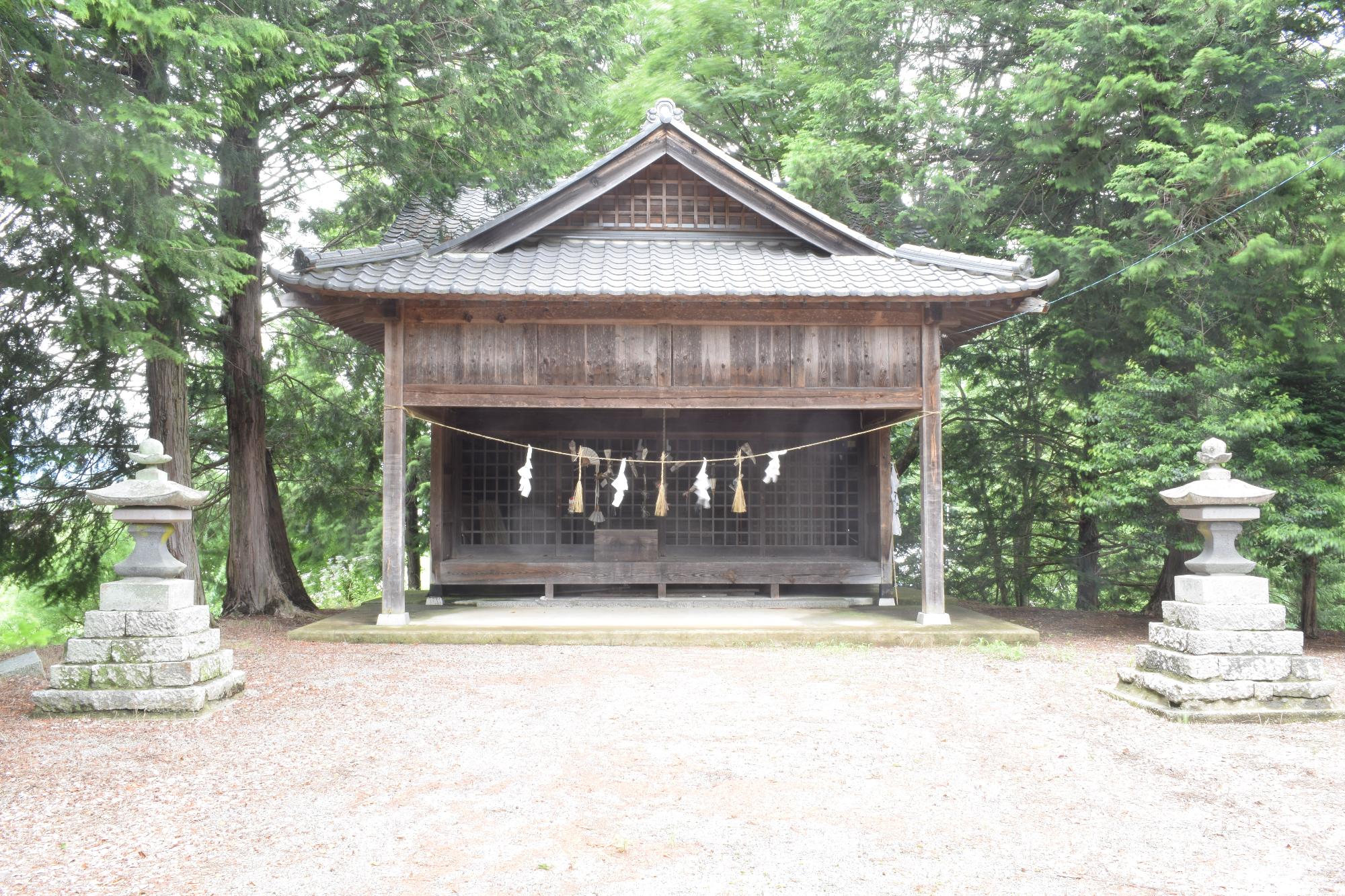 真ん中に拝殿があり、両側には石灯篭。拝殿中央にはしめ飾りが飾ってある
