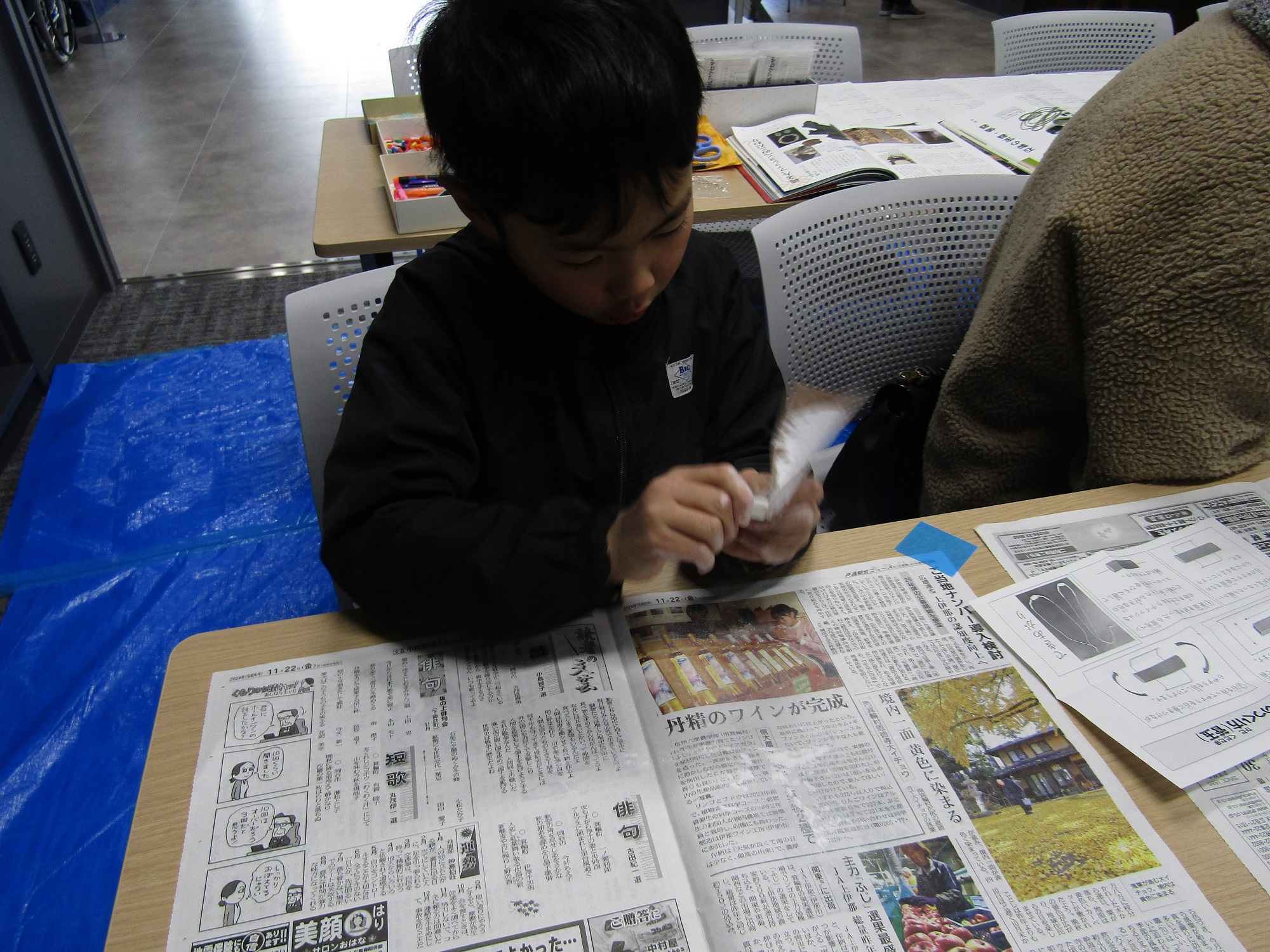 紙やすりを手に持って高麗石を削る男の子