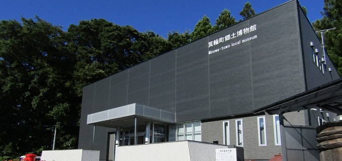 青空の下にそびえたつ黒色の壁の博物館