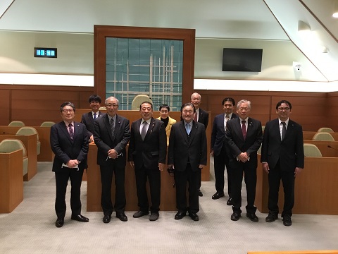 議会室内で前列に6名、後列に4名の議員の方々が並んでいる写真