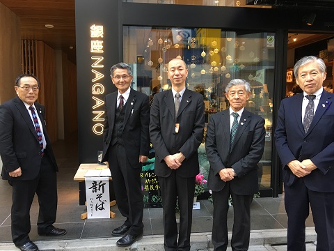 銀座NAGANO入り口前に小山所長他4名の男性が並んでいる写真