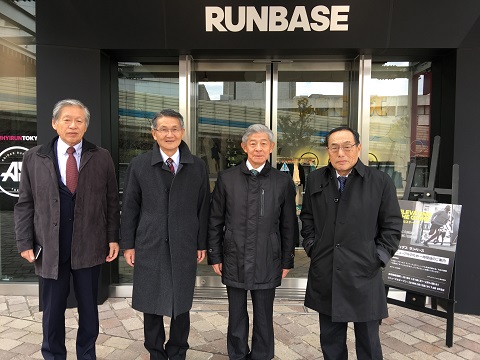 視察に参加した4名がアディダス ランベースTOKYO入り口前に並んでいる写真