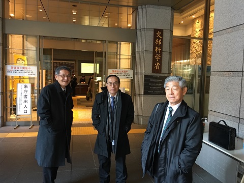 スポーツ庁を訪問した3名がスポーツ庁がある文部科学省入り口前に並んでいる写真