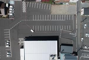 広い駐車場が設けられた建設予定地を上空から撮影した写真
