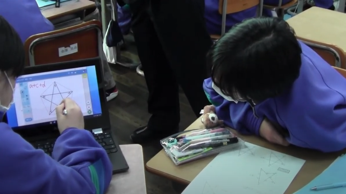タブレット端末を使って授業を受けている生徒たちの写真