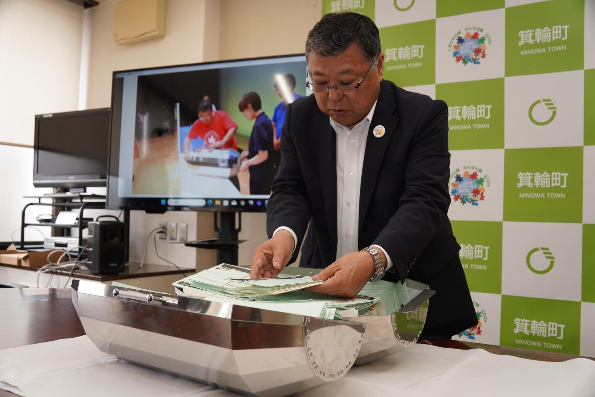 70周年記念事業タイムカプセル開封の様子