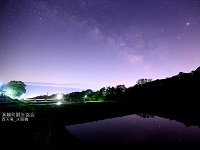 夜空と川の水面に映る満点の星空と、ライトアップされた水路橋の写真